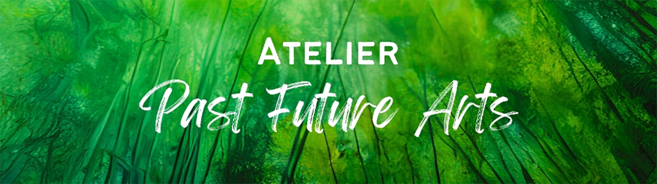 Header-Bild: Abstrakte Darstellung eines dichten Waldes in verschiedenen Grüntönen mit weißer Schrift "Atelier Past Future Arts".